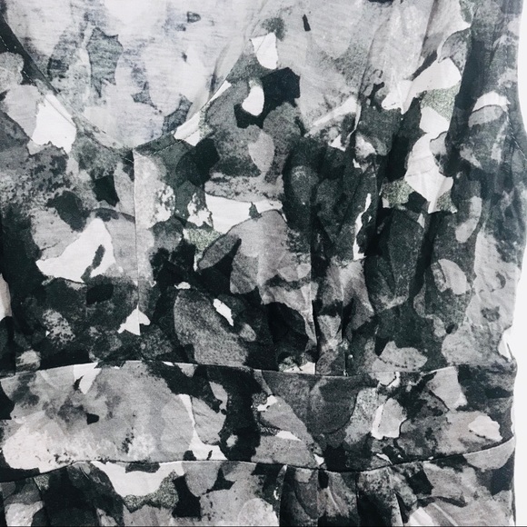 Banana Republic black floral sleeveless blouse - Picture 3 of 5